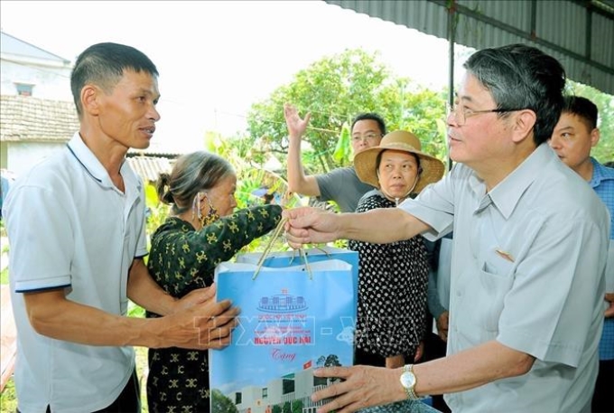 Phó Chủ tịch Quốc hội Nguyễn Đức Hải tặng quà, động viên, chia sẻ với nông dân huyện Thanh Hà, Hải Dương. (Ảnh: TTXVN)