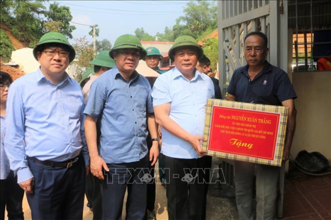 Đồng chí Nguyễn Xuân Thắng thăm hỏi, động viên, tặng quà cho gia đình bị thiệt hại do ảnh hưởng của cơn bão số 3. (Ảnh: TTXVN)