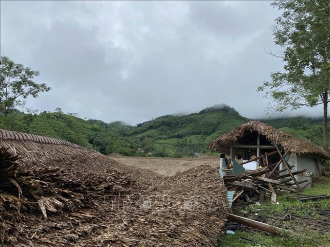 Nhà dân tại thôn Làng Nủ (xã Phúc Khánh, huyện Bảo Yên, tỉnh Lào Cai) bị lũ ống, lũ quét tràn qua gây đổ sập. (Ảnh: TTXVN)