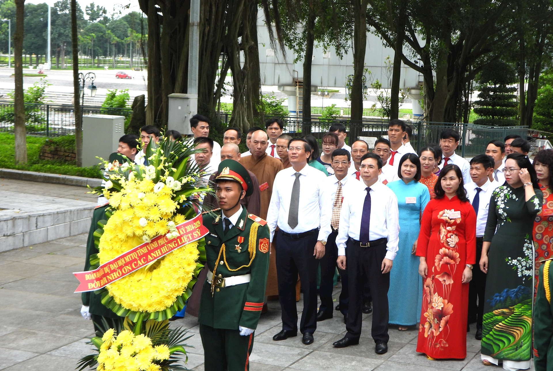 Các đại biểu Dâng hương tại Đài tưởng niệm các Anh hùng liệt sỹ của tỉnh Vĩnh Phúc.