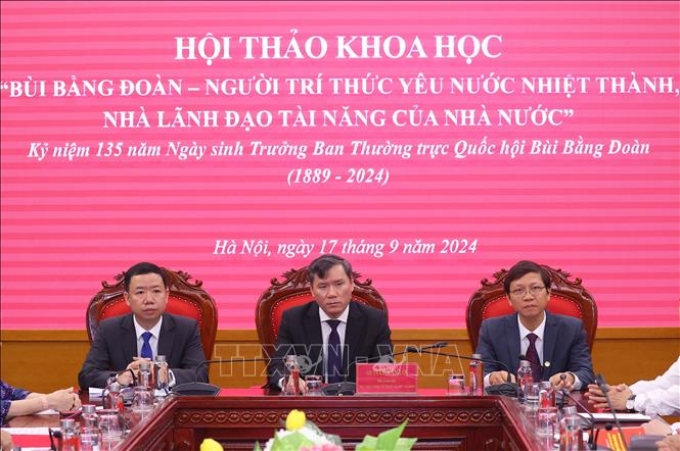 Các đại biểu chủ trì hội thảo.