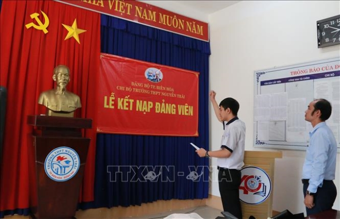 Lễ kết nạp đảng viên tại trường THPT Nguyễn Trãi (thành phố Biên Hòa, tỉnh Đồng Nai).