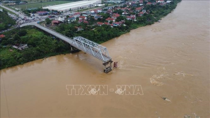 Phó Thủ tướng Trần Hồng Hà vừa ký Công điện số 96/CĐ-TTg của Thủ tướng Chính phủ về việc khẩn trương nghiên cứu đầu tư xây dựng cầu Phong Châu mới thay thế cầu cũ bị sập. Ảnh: Tạ Toàn/TTXVN