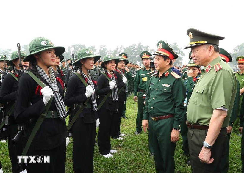 Đại tướng Phan Văn Giang, Bộ trưởng Bộ Quốc phòng và Đại tướng Tô Lâm, Bộ trưởng Bộ Công an thăm hỏi, động viên các lực lượng tham gia hợp luyện diễu binh, diễu hành trong Lễ kỷ niệm 70 năm Chiến thắng Điện Biên Phủ ngày 4/4/2024. (Ảnh: Trọng Đức/TTXVN)