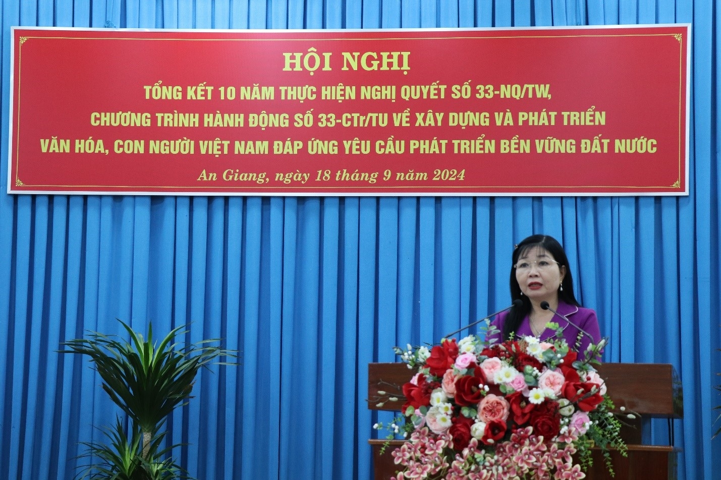 Đồng chí Trần Thị Thanh Hương, Trưởng Đoàn đại biểu Quốc hội, Trưởng Ban Tuyên giáo Tỉnh ủy An Giang phát biểu định hướng, điều hành thảo luận.