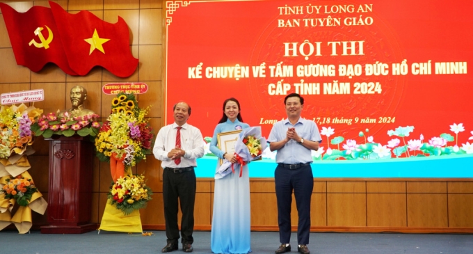 Phó Bí thư Thường trực Tỉnh ủy, Trưởng đoàn đại biểu Quốc hội tỉnh - Nguyễn Thanh Hải tặng hoa, Trưởng ban Tuyên giáo Tỉnh ủy - Hoàng Đình Cán tặng giấy khen cho thí sinh đoạt giải Nhất