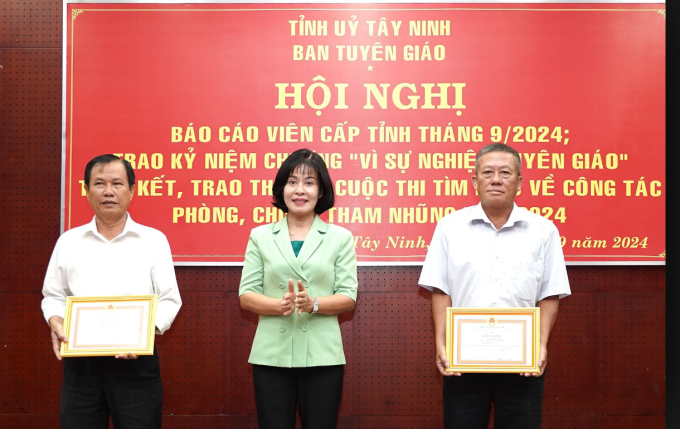 Trưởng Ban Tuyên giáo Tỉnh uỷ Nguyễn Thị Xuân Hương trao giấy khen cho 2 cá nhân đạt giải nhất.