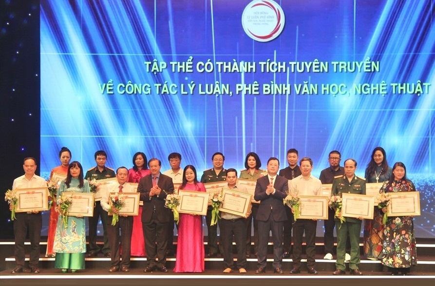 Thứ trưởng Bộ Văn hóa, Thể thao và Du lịch Tạ Quang Đông và Thứ trưởng Bộ Thông tin và Truyền thông Nguyễn Thanh Lâm trao Chứng nhận và tặng hoa các cơ quan, đơn vị báo chí, xuất bản có thành tích nổi bật trong hoạt động tuyên truyền cho công tác lý luận, phê bình VHNT trong năm 2023.