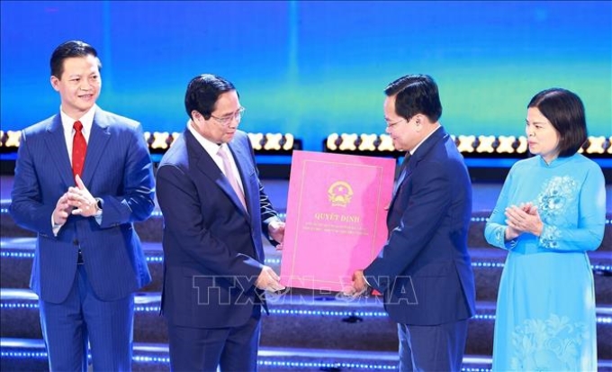 Thủ tướng Phạm Minh Chính trao Quyết định phê duyệt Quy hoạch tỉnh Bắc Ninh thời kỳ 2021 - 2030, tầm nhìn đến năm 2050. (Ảnh: TTXVN)