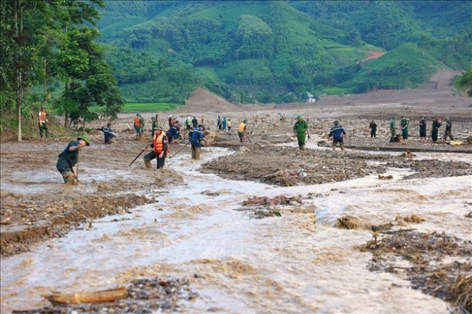 Lực lượng quân đội triển khai tìm kiếm các nạn nhân mất tích do sạt lở đất tại làng Nủ, xã Phúc Khánh, huyện Bảo Yên, Lào Cai. (Ảnh minh họa: TTXVN)