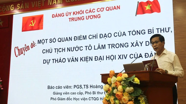 PGS. TS. Hoàng Phúc Lâm truyền đạt chuyên đề .