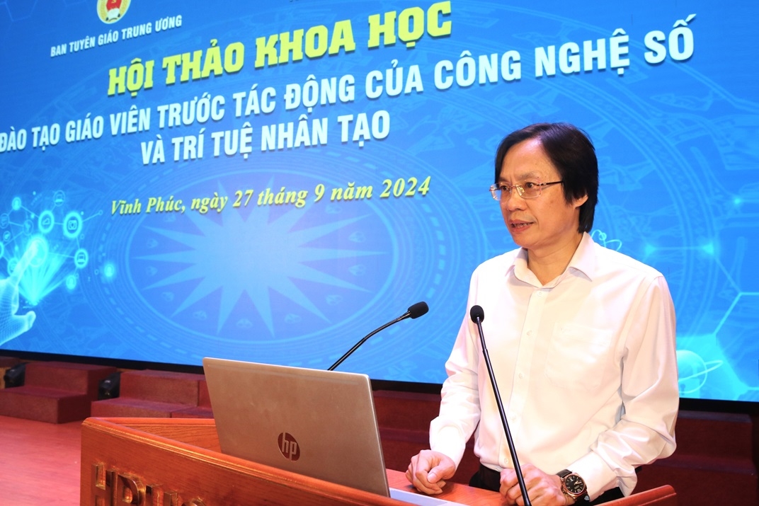 Đồng chí Phùng Gia Thế, Chủ tịch Hội đồng trường Trường Đại học Sư phạm Hà Nội 2 phát biểu chào mừng.