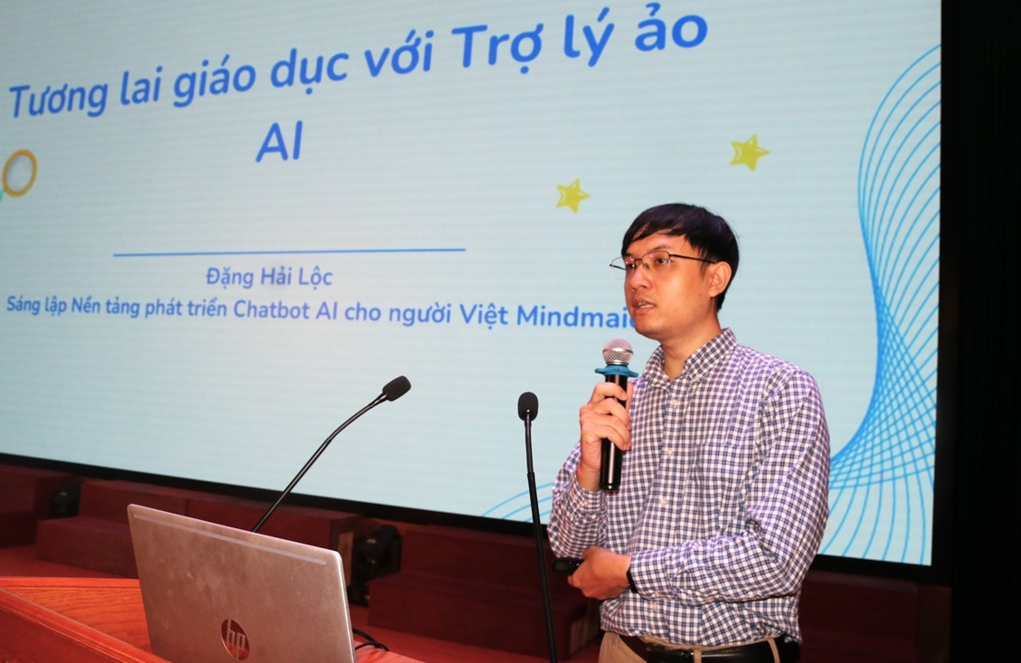 Ông Đặng Văn Lộc - Founder Mindmaid.ai - Nền tảng xây dựng Trợ lý ảo cho người Việt trình bày tham luận 