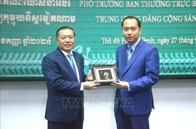 Theo phóng viên TTXVN tại Phnom Penh, trong khuôn khổ chuyến thăm, đồng chí Lại Xuân Môn, Ủy viên Trung ương Đảng, Phó Trưởng Ban Thường trực Ban Tuyên giáo Trung ương đã đến chào xã giao Samdech Say Chhum, Phó Chủ tịch, Trưởng ban Thường trực Ban Thường vụ Đảng Nhân dân Campuchia (CPP), hội đàm với Ngài Tak Sun Y, Ủy viên Trung ương Đảng, Trưởng Ban Tuyên huấn Trung ương CPP, làm việc với Ngài Neth Pheaktra, Bộ trưởng Bộ Thông tin Campuchia. Đại sứ Việt Nam tại Vương quốc Campuchia Nguyễn Huy Tăng tham gia các hoạt động của đoàn tại địa bàn.