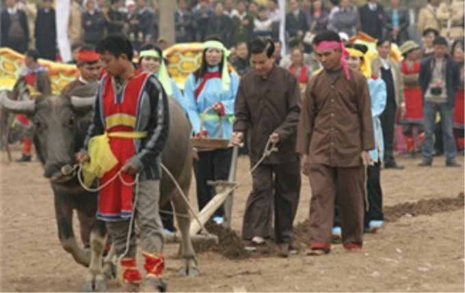 Chủ tịch nước Nguyễn Minh Triết thực hiện sá cày khai mở một mùa vụ lao động trong năm mới