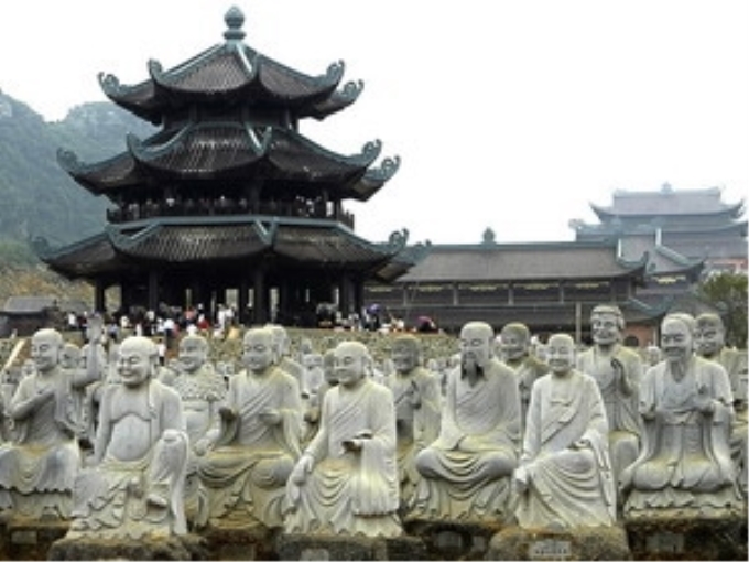 500 pho tượng La Hán bằng đá nguyên khối được tập kết tại sân chùa Bái Đính. (Ảnh: Đình Huệ/TTXVN)