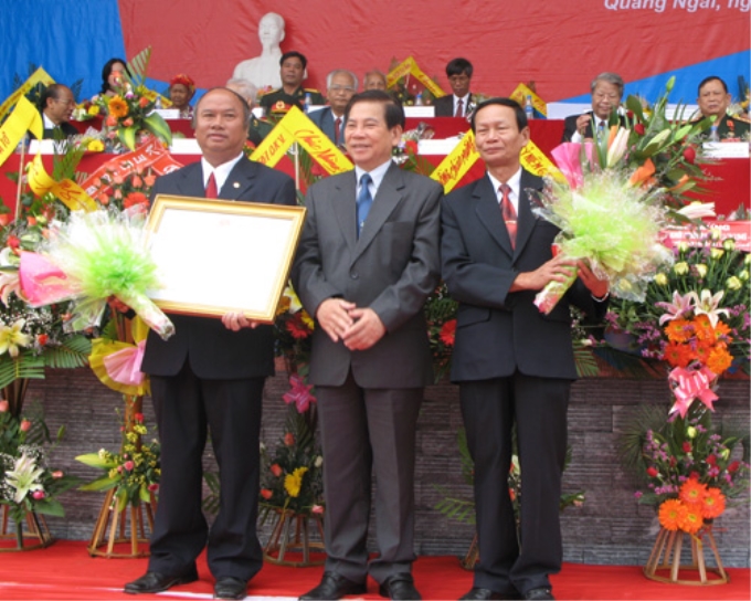 Chủ tịch nước Nguyễn Minh Triết đã trao tặng Huân chương Lao động Hạng nhất cho cán bộ và nhân dân huyện Ba Tơ đã có nhiều thành tích trong xây dựng và phát triển quê hương trong thời kỳ 2005-2010.