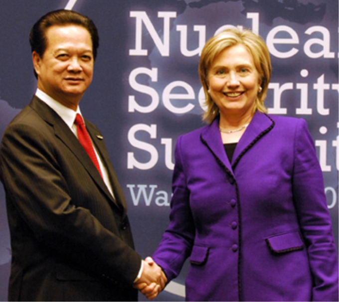 Thủ tướng Nguyễn Tấn Dũng và Bộ trưởng Bộ Ngoại giao Hoa Kỳ Hillary Clinton