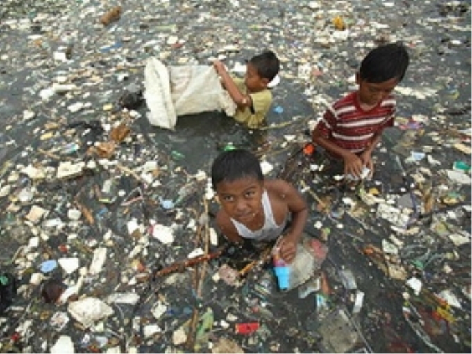 Trẻ em nhặt rác ở bờ biển Marunda ở Jakarta, Indonesia. (Nguồn: Internet)