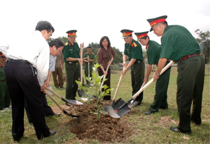 Trồng cây xanh trong khuôn viên trường Sĩ quan Tăng thiết giáp