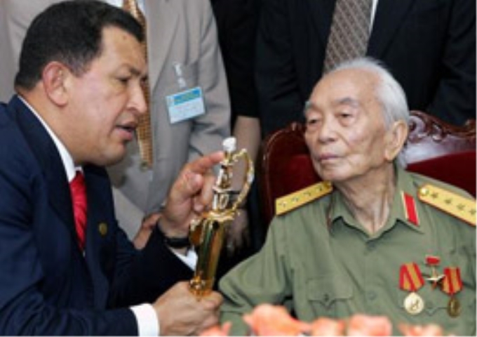 Tổng thống Venezuela Hugo Chavez thăm Đại tướng Võ Nguyên Giáp (Ảnh minh hoạ).