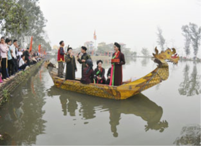 Hát quan họ trên ao làng Diềm (Bắc Ninh).