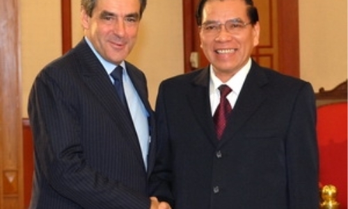 Tổng Bí thư Nông Đức Mạnh tiếp Thủ tướng Francois Fillon