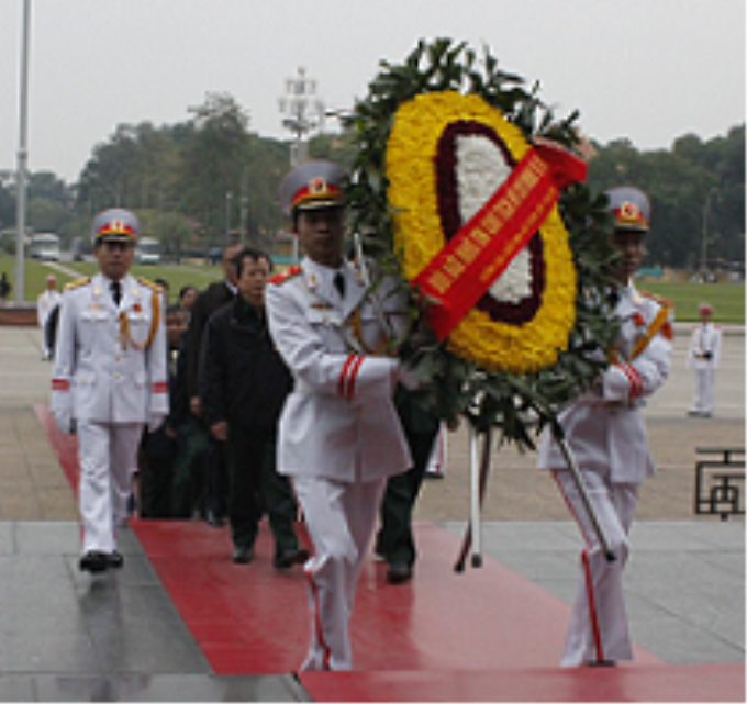 Đàon CCB Ban Tuyên giáo TW vào Lăng viếng  Bác.