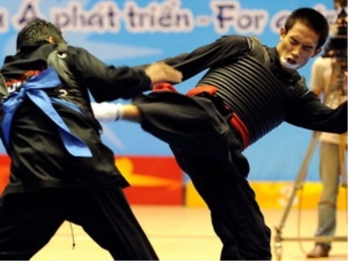 Nguyễn Bá Trình (bên phải) HCV Pencak Silat hạng 60 kg.