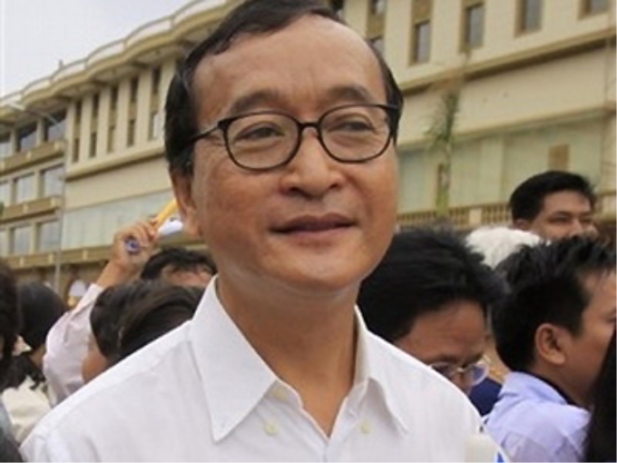 Ông Sam Rainsy sẽ bị Chính phủ Campuchia kiện vì tội phát hành tài liệu giả mạo để đánh lừa dư luận. (Ảnh: AP)