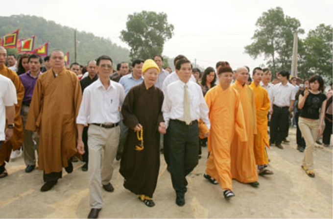 Chủ tịch nước Nguyễn Minh Triết cùng đoàn Trung ương Giáo hội Phật Giáo Việt Nam tại Lễ đổ giọt đồng cuối cùng đúc tượng Thánh Gióng