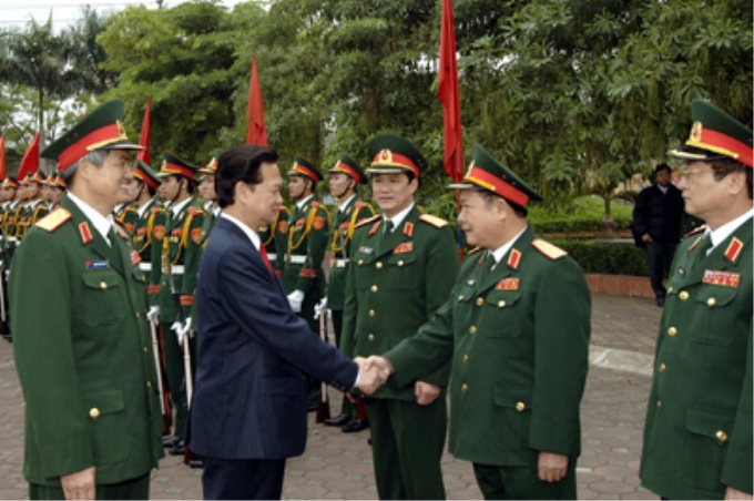 Lãnh đạo, cán bộ, học viên Học viện Quốc phòng đón Thủ tướng Nguyễn Tấn Dũng - Ảnh Chinhphu.vn