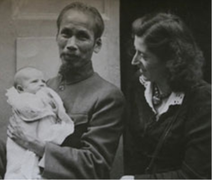 Chủ tịch Hồ Chí Minh bế con gái đỡ đầu Elisabeth Aubrac tại Pháp năm 1946, bên cạnh là bà Aubrac.(Ảnh tư liệu từ Internet).