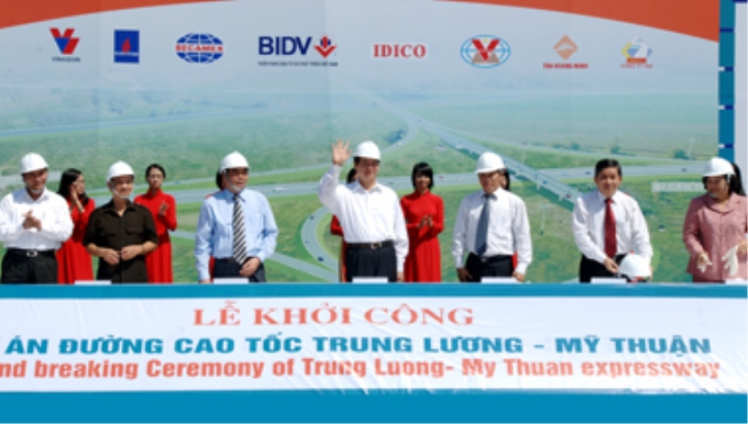 Thủ tướng Nguyễn Tấn Dũng phát lệnh khởi công tuyến cao tốc Trưng Lương-Mỹ Thuận. Ảnh: Chinhphu.vn