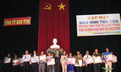 Kon Tum: Gặp mặt điển hình tiên tiến trong việc học tập và làm theo tấm gương đạo đức Hồ Chí Minh