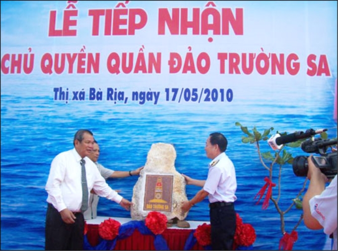 Chuẩn đô đốc Phạm Ngọc Chấn, Chủ nhiệm chính trị Hải quân trao đặt đá chủ quyền Trường Sa chi nhân dân tỉnh Bà Rịa -Vũng Tàu